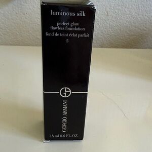 Giorgio Armani Luminous Silk Perfect Glow Flawless Foundation - Black Packaging